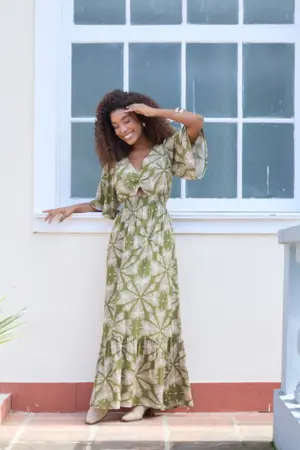 VESTIDO LONGO COM BUSTO FRANZIDO E RECORTE TREVO FUNDO VERDE M