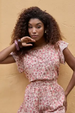 BLUSA BÁSICA VISCOSE ESTAMPADA ENCANTO E BORDADO NA MANGA ENCANTO DAS FLORES BEGE M