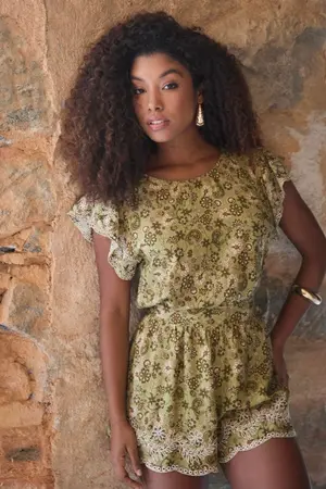 BLUSA BÁSICA VISCOSE ESTAMPADA ENCANTO E BORDADO NA MANGA ENCANTO DAS FLORES VERDE G