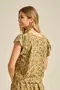 BLUSA BÁSICA VISCOSE ESTAMPADA COM BORDADO NA MANGA