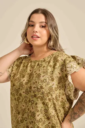 BLUSA BÁSICA VISCOSE ESTAMPADA ENCANTO E BORDADO NA MANGA ENCANTO DAS FLORES VERDE G2