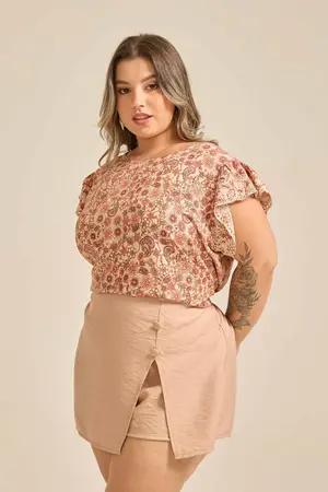 BLUSA BÁSICA VISCOSE ESTAMPADA ENCANTO E BORDADO NA MANGA ENCANTO DAS FLORES BEGE G2