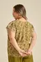 BLUSA BÁSICA VISCOSE ESTAMPADA COM BORDADO NA MANGA