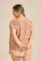 BLUSA BÁSICA VISCOSE ESTAMPADA COM BORDADO NA MANGA