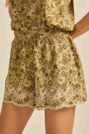 SHORT BÁSICO VISCOSE ESTAMPADA ENCANTO E BORDADO NA BARRA ENCANTO DAS FLORES VERDE G