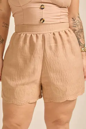 SHORT BÁSICO BORDADO BEGE TOFFEE G2