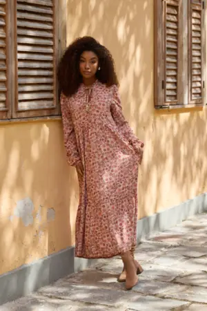 VESTIDO LONGO COM AMARRAÇÃO ENCANTO DAS FLORES BEGE P