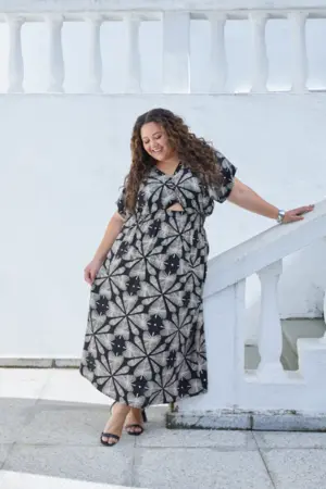 VESTIDO MIDI COM RECORTE NO BUSTO  TREVO FUNDO PRETO G1
