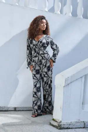 CALÇA RETA COM PREGA  TREVO FUNDO PRETO P