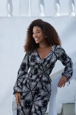 BLUSA ACINTURADA COM LASTEX TREVO FUNDO PRETO P