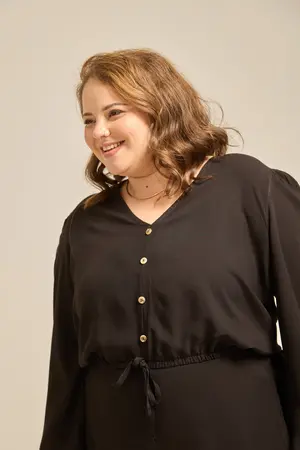 BLUSA CROPPED VISCOSE LISA COM MANGA EVASÊ E BOTÕES PRETO G1