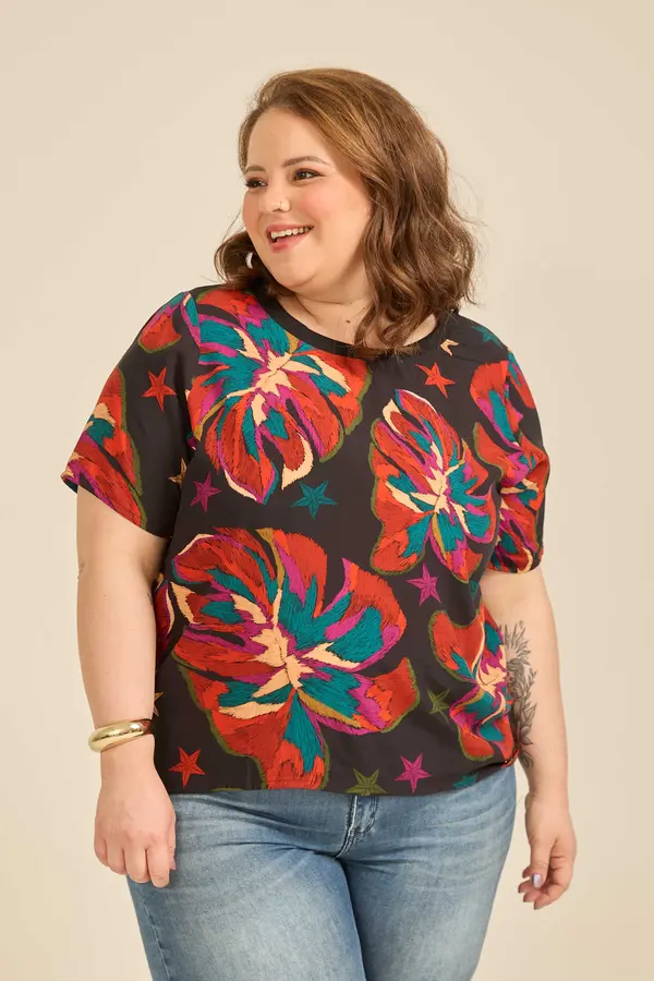 BLUSA BÁSICA VISCOSE ESTAMPADA COM GOLA DE RIBANA CANELADA