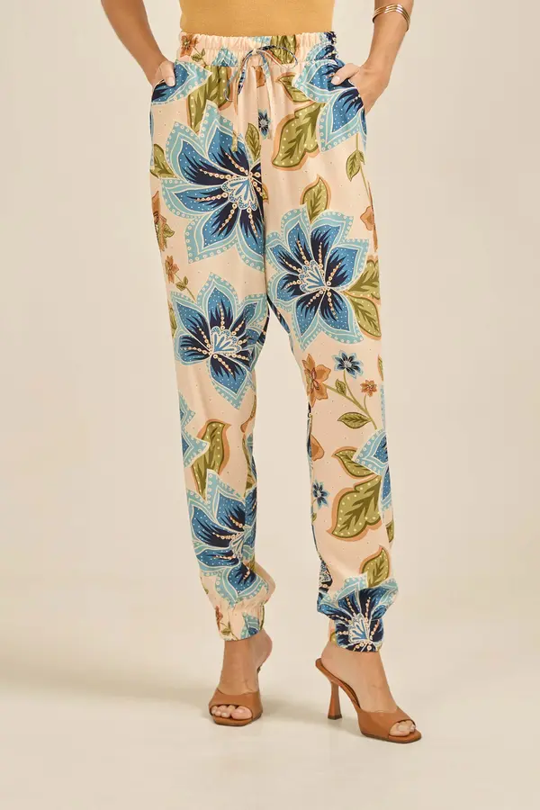CALÇA JOGGER COM BOLSO ESTAMPA DOCE FLORAL BEGE