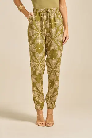 CALÇA JOGGER COM BOLSO ESTAMPA TREVO FUNDO VERDE TREVO FUNDO VERDE P