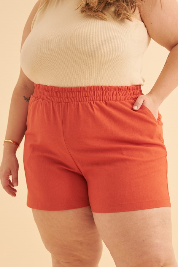 SHORT COM ELÁSTICO NA CINTURA PLUS SIZE