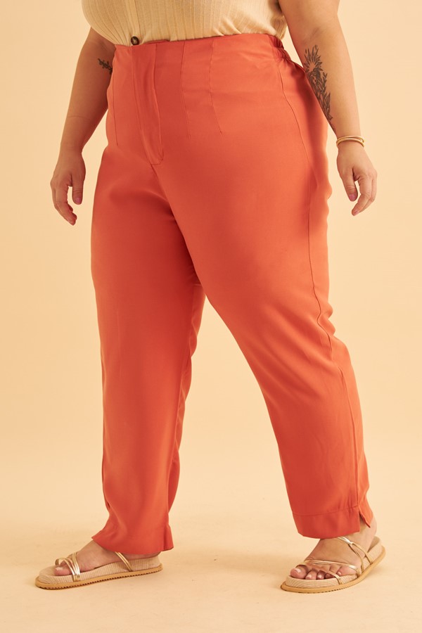 Calça plus size feminina: compre peças da Lojas Empório em 5x!